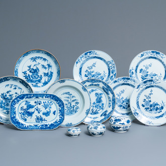 Acht Chinese blauw-witte schotels, een schaal en drie dekseldoosjes, Yongzheng en later