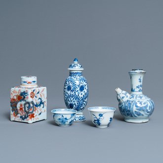 Deux tasses, un kendi, un vase couvert et une boîte à thé en porcelaine de Chine en bleu et blanc et de style Imari, Wanli et Kangxi
