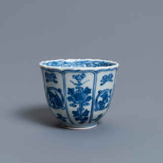 Een Chinese blauw-witte 'Bajixiang' wijnkop, Kangxi