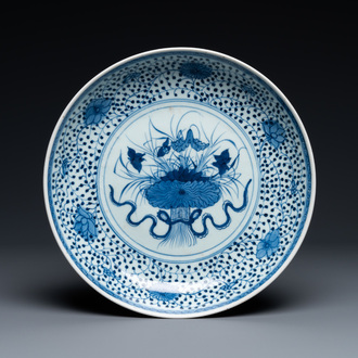 Un plat en porcelaine de Chine en bleu et blanc à décor d'un bouquet de lotus, Qianlong/Jiaqing