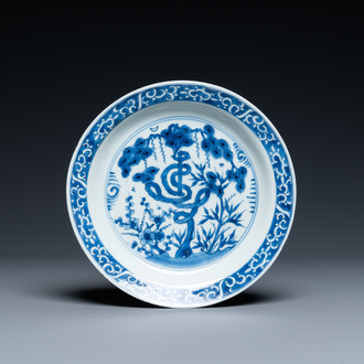 Een Chinees blauw-wit 'Shou' bord met de 'Drie vrienden van de winter', Tianqi/Chongzhen