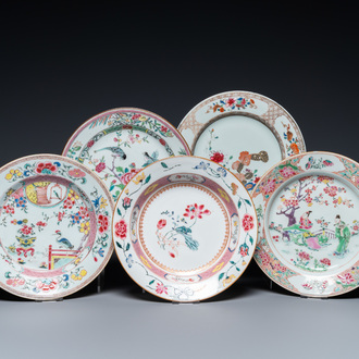 Cinq assiettes en porcelaine de Chine famille rose, Yongzheng/Qianlong