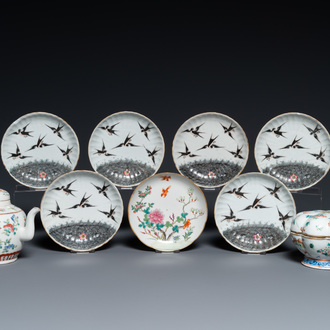 Sept soucoupes, une théière et une boîte couverte en porcelaine de Chine famille rose, 19ème