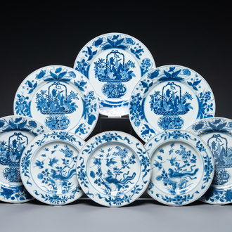 Cinq plats et trois assiettes en porcelaine de Chine en bleu et blanc, Kangxi