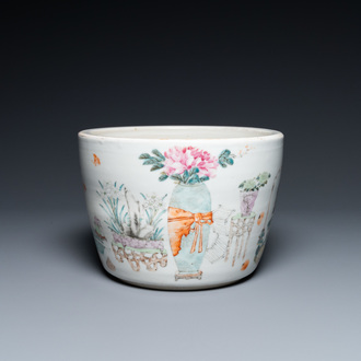 Une jardinière en porcelaine de Chine qianjiang cai à décor d'antiquités, 19/20ème