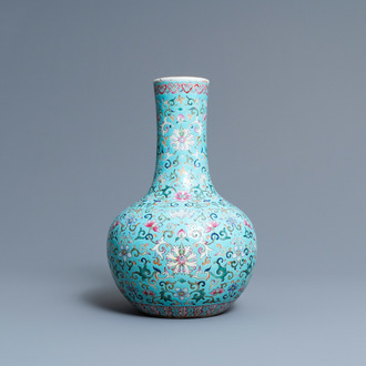 Een Chinese flesvormige famille rose vaas met turquoise fondkleur, Qianlong merk, 19e eeuw