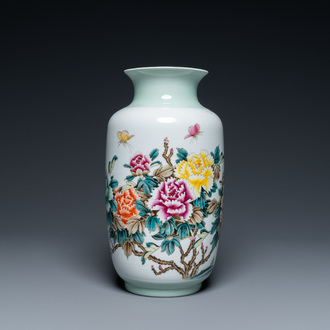 A Chinese famille rose vase with floral design, 20th C.