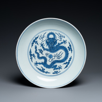 Een Chinese blauw-witte 'draken' schotel, Qianlong