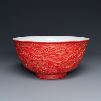 Un bol en porcelaine de Chine imitant la laque rouge à décor d'un dragon, marque de Qianlong, République