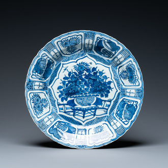 A Chinese blue and white kraak porcelain dish with a jardinière, Wanli