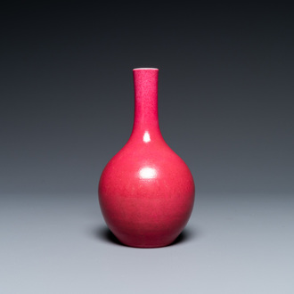 Un vase de forme bouteille en porcelaine de Chine rouge de rubis monochrome, Qing