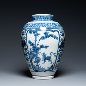 Un vase en porcelaine Arita de Japon en bleu et blanc figurant un tigre, 17ème