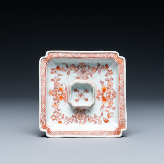 Une trembleuse en porcelaine de Chine à décor floral en rouge de fer, marque de Jiajing, Kangxi