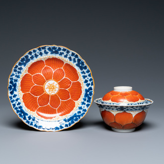 Un bol couvert sur support en porcelaine de Chine en bleu, blanc et rouge de fer, 19ème
