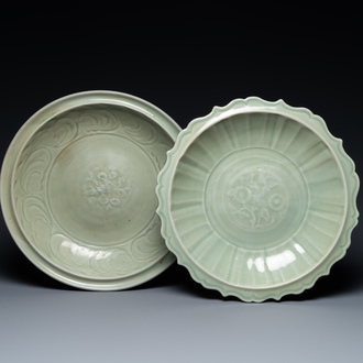 Twee Chinese Longquan celadon schotels met onderglazuur decor, Ming