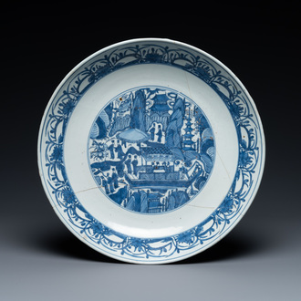 Un plat en porcelaine de Chine en bleu et blanc, Jiajing