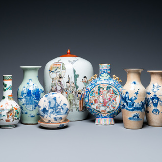 Six diverse Chinese vases and a soft paste seal paste box, 19/20th C.