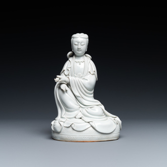 Une figure de Guanyin en porcelaine blanc de Chine, 19/20ème