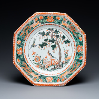 Een Chinese octagonale famille verte schotel, Kangxi