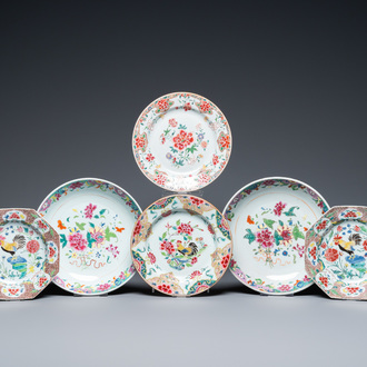 Six assiettes en porcelaine de Chine famille rose aux décors de coqs et de fleurs, Qianlong