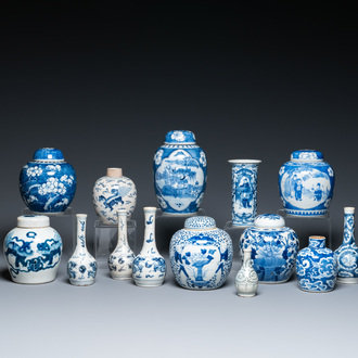 Quatorze vases en porcelaine de Chine en bleu et blanc, 18/20e eeuw