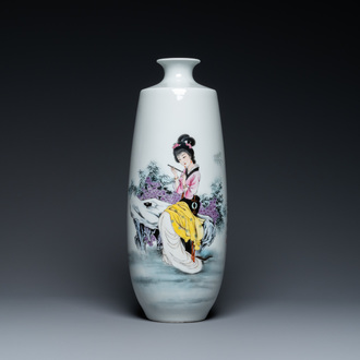 Un vase en porcelaine de Chine famille rose à décor d'une femme sur un rocher, marque de Jingdezhen zhi, 20ème