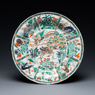 Un plat en porcelaine de Chine famille verte à décor d'animaux mythiques, Kangxi