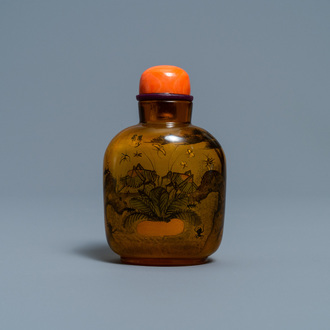 Une tabatière en verre peint à l'intérieur à décor de sauterelles, attr. à Xue Shaofu, ca. 1900