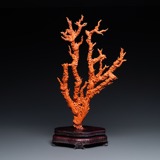 Un grand groupe figurant des oiseaux sur branches fleuries en corail rouge sculpté, Chine, 19/20ème