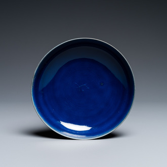 Une coupe en porcelaine de Chine en bleu monochrome, marque et époque de Qianlong