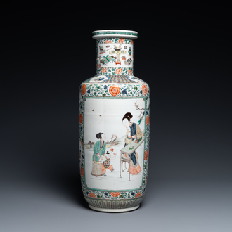 Un vase de forme rouleau en porcelaine de Chine famille verte, Kangxi