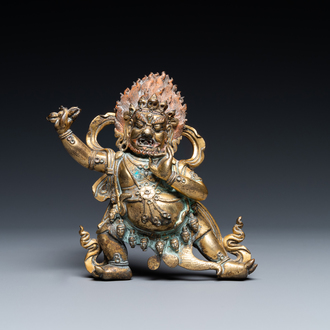 Een Chinese vergulde bronzen figuur van Mahakala, 18e eeuw