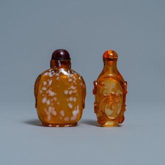 Two Chinese amber-simulating glass snuff bottles, 18/19th C.