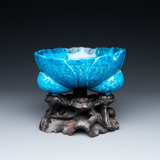 A Chinese monochrome turquoise-glazed flower-shaped tripod bowl on carved wooden stand, 19/20th C.