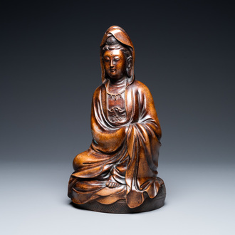 Een Chinese met zilver ingelegde bronzen figuur van Guanyin, Shi Sou merk, 18/19e eeuw