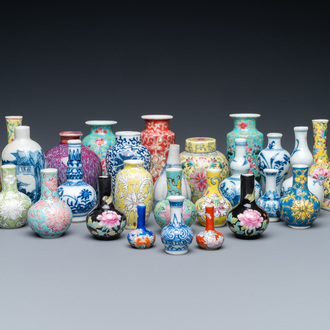 Vingt-huit vases miniatures en porcelaine de Chine en bleu et blanc et famille rose, Kangxi et après