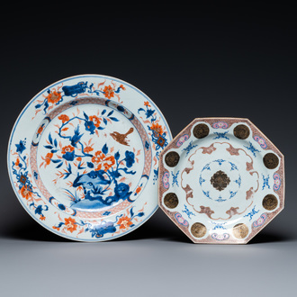 Un plat en porcelaine de Chine de style Imari et un plat octagonal en famille rose, Kangxi/Qianlong