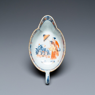 Een Chinese Imari-stijl sauskom naar Cornelis Pronk, 'De parasoldames', Qianlong