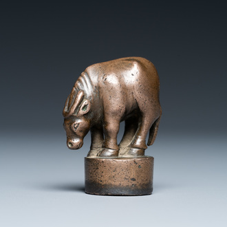 Een Chinese bronzen zegel met een os, Ming