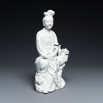 Een Chinese blanc de Chine figuur van Guanyin, zegelmerk, 19/20e eeuw