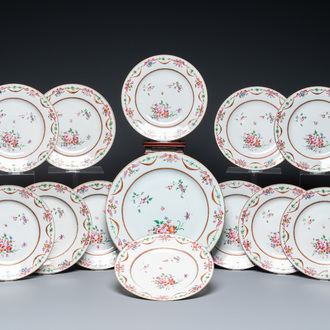 Douze assiettes et un plat en porcelaine de Chine famille rose, Qianlong