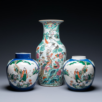 Un vase en porcelaine de Chine famille rose et une paire de pots famille verte à fond bleu poudré, 19ème