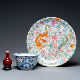 Un plat en porcelaine de Chine famille rose, un bol en bleu et blanc et un vase en sang de boeuf, 19/20ème
