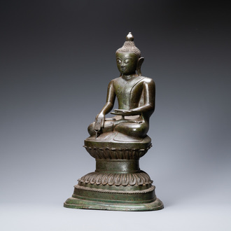 A large Burmese bronze figure of Buddha, 17/18th C.