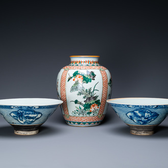Une paire de bols en porcelaine de Chine en bleu et blanc et un vase en famille verte, 19ème
