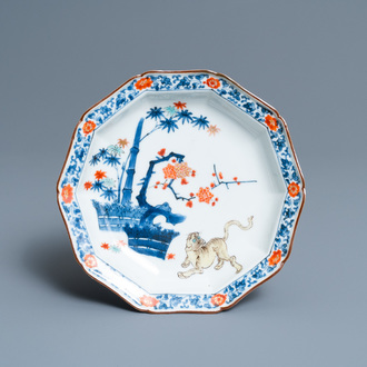 Een Japans Hizen Kakiemon-type bord met een tijger bij bamboe, Edo, 17e eeuw