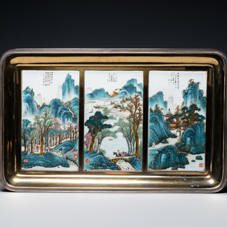 Trois plaques en porcelaine de Chine qianjiang cai monté dans un plateu en argent doré marqué Wolfers, République