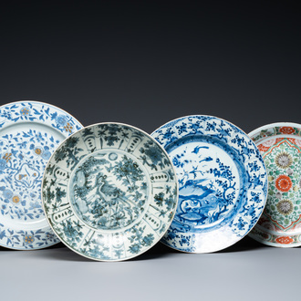 Trois plats en porcelaine de Chine en bleu et blanc et un en famille verte, Ming, Kangxi et Qianlong