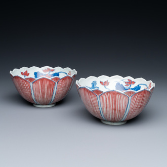 Une paire de bols en forme de lotus en porcelaine de Chine en bleu, blanc et rouge de cuivre, marque de Kangxi, 19ème