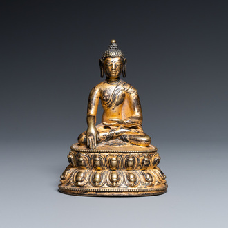 Een Sino-Tibetaanse vergulde bronzen figuur van Boeddha Shakyamuni, 17e eeuw